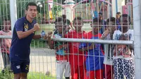 Pemain PS Tira Asyik Bercengkerama dengan Bocah di Jayapura