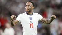 Namun sayang ia kurang beruntung, dari dua laga final tersebut tak satupun trofi juara yang bisa diangkat Raheem Sterling. (Foto:AP/Carl Recine, Pool)