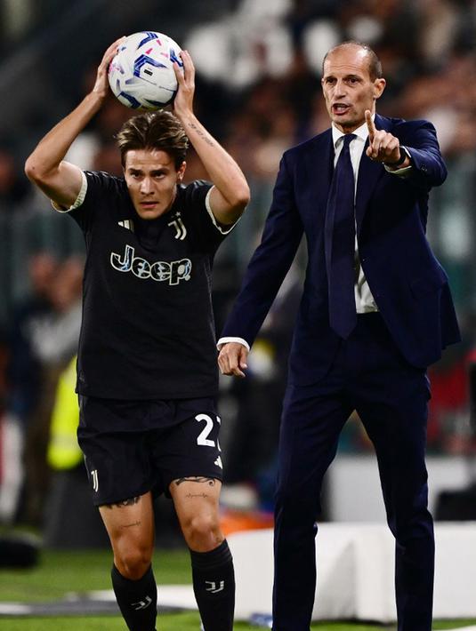 Mereka tampil dominan, meski tim tamu sebenarnya tidak bermain buruk. (MARCO BERTORELLO/AFP)