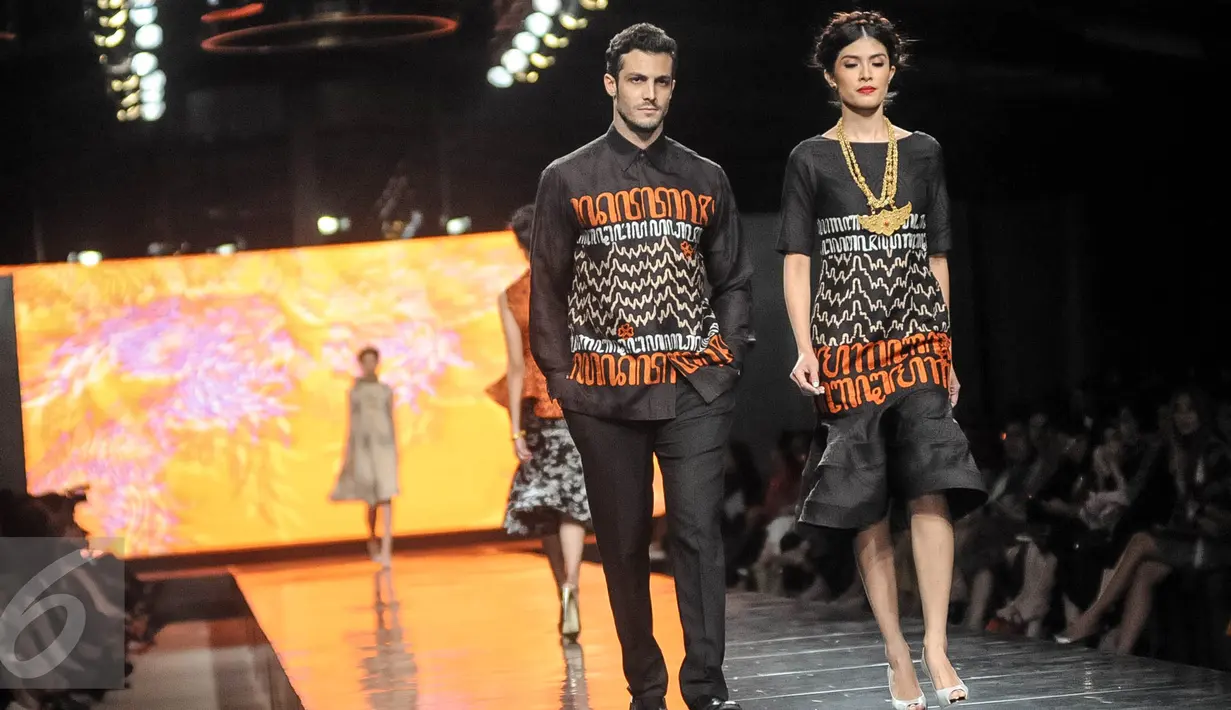 Model memperagakan busana batik dari Alleira yang bertajuk "Yavadvipa" di Jakarta, Kamis (6/10). Alleira menampilkan tiga sekuen berbeda, setiap sekuen memiliki ciri sendiri, misalnya motif Lasem, Yogyakarta dan Cirebon. (Liputan6.com/Faizal Fanani)