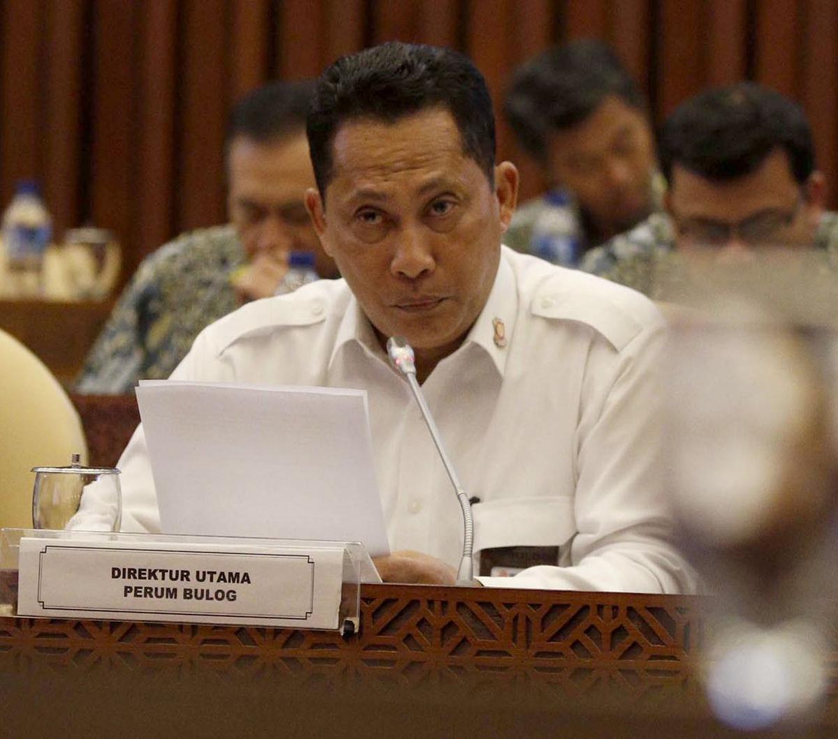 Namun, gajinya sebagai abdi Bhayangkara pas-pasan untuk menghidupi anak dan istri, terutama urusan perut sehari-hari. "Kalau tidak salah gaji saya waktu itu masih Rp 500 ribu dan itu tidak cukup untuk kehidupan sehari-hari," ujarnya. <br>