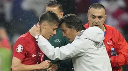 Para pemain Turki lebih terpacu semangatnya untuk memberikan hadiah kemenangan bagi Sang Pelatih. Hal itu disampaikan bintang muda Real Madrid, Arda Guler, yang malam itu mencetak gol. (AP Photo/Martin Meissner)