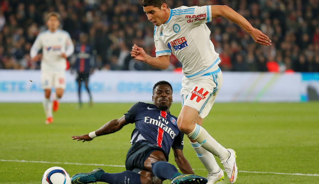 Pemain PSG Serge Aurier (kiri) berebut bola dengan pemain Olympique Marseille dalam lanjutan Liga 1 Perancis di Parc des Princes stadium,Paris, Minggu (04/10/2015). PSG menang 2-1.  (EPA/Ian Langsdon)