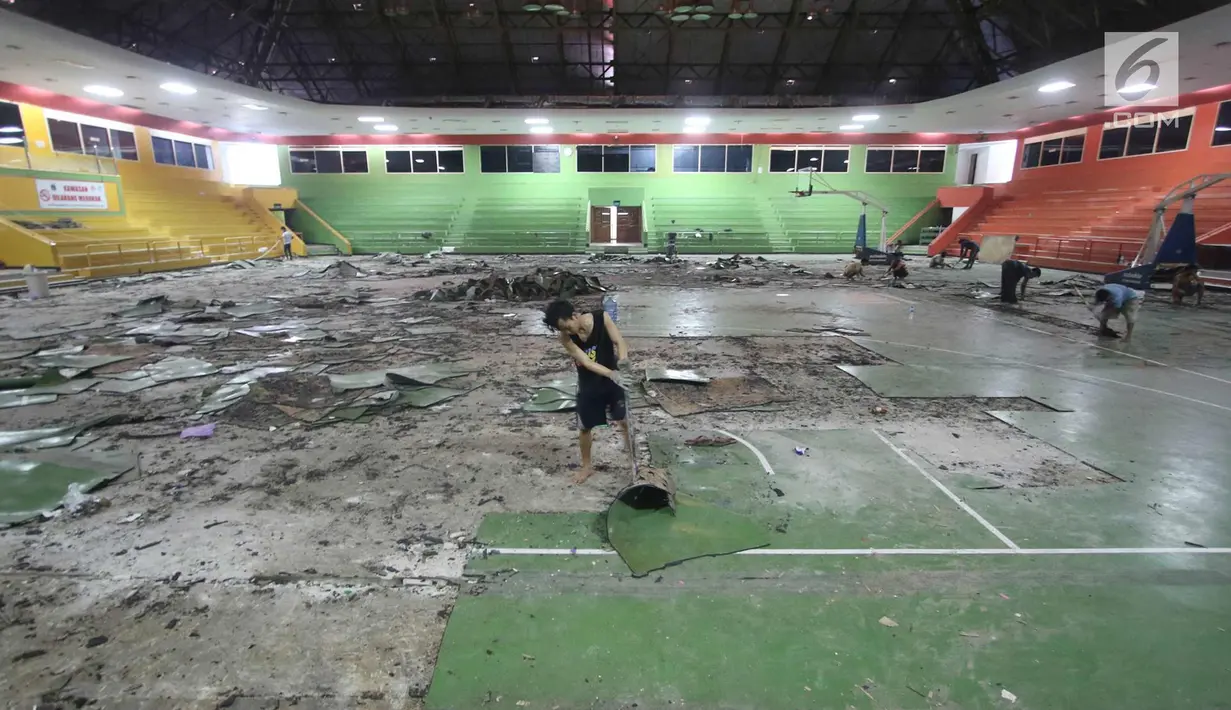 Suasana renovasi GOR Soemantri Brodjonegoro di Jakarta, Selasa (14/11). Pemerintah Provinsi DKI Jakarta merenovasi 10 GOR untuk mendukung pelaksanaan Asian Games 2018. Proyek renovasi ini ditargetkan selesai pada Mei 2018. (Liputan6.com/Immanuel Antonius)