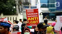 Massa Aliansi Cerahkan Negeri (ACN) melakukan aksi penolakan keberadaan Lesbian, Gay, Biseksual, Transgender (LGBT) di depan kantor Wali Kota Depok, Jumat (31/1/2020). Aksi itu bentuk kekhawatiran dengan meningkatnya jumlah penderita HIV setiap tahunnya di Kota Depok. (merdeka.com/magang/Fayyadh)