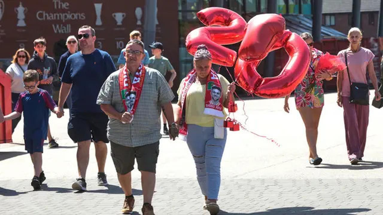 Foto: Duka Mendalam Fans Liverpool, Karangan Bunga untuk Diogo Jota Penuhi Anfield