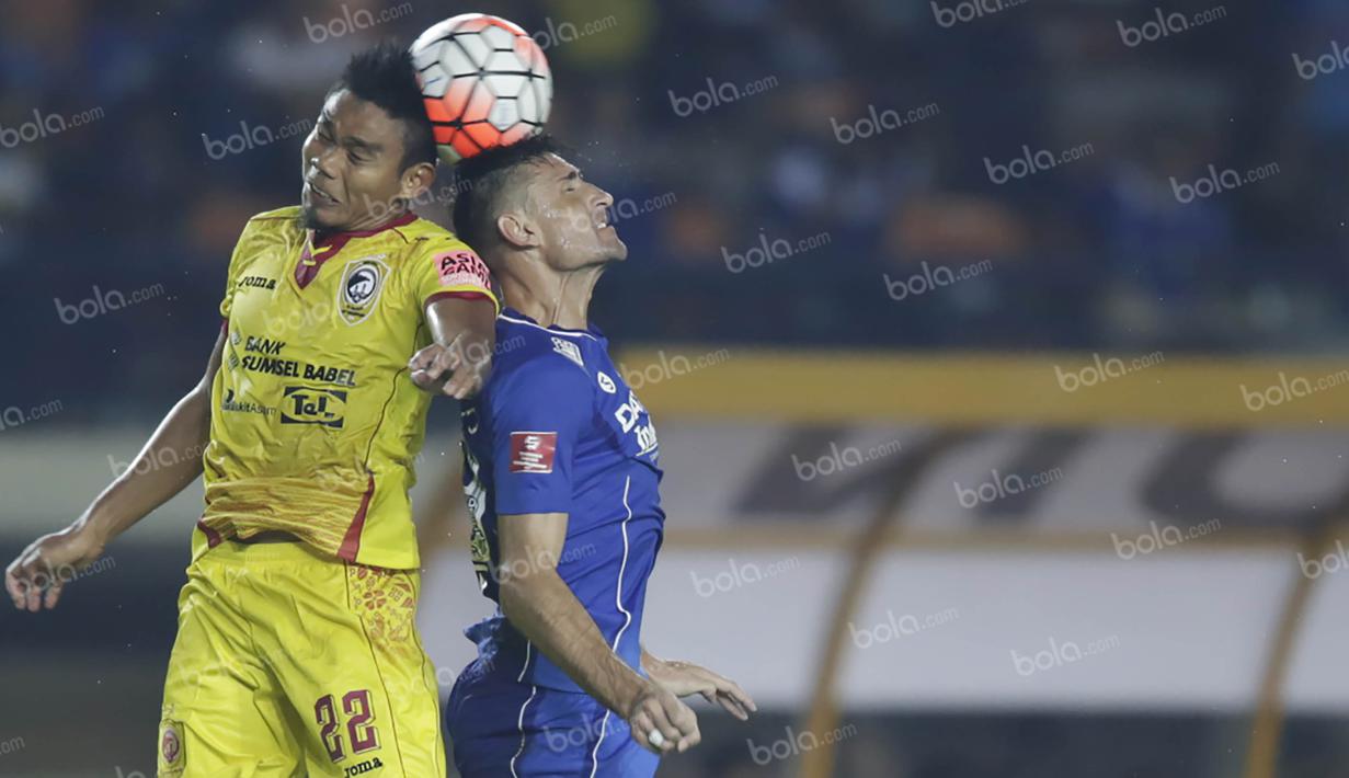 Meskipun memiliki tinggi mencapai 186 cm, namun Juan Belencoso kerap kalah melakukan duel udara. Sering mendapatkan umpan lambung tetapi pria 34 tahun itu gagal mengontrol bola dengan baik. (Bola.com/Vitalis Yogi Trisna)