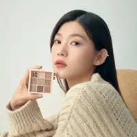 Holika Holika hadirkan eyeshadow dalam seri My Fave Mood Eye Palette yang terdiri dari dua varian warna. credit: Holika Holika.