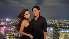 Dalam hari yang spesial ini, Kevin dan Vicy Melanie pun merayakan hari jadi pernikahannya dengan makan malam romantis. Tampil dengan busana serba hitam yang serasi, pasangan ini pun menuai banyak ucapan selamat dan doa untuk hari jadi pernikahannya tersebut. (Liputan6.com/IG/@kevinaprilio)