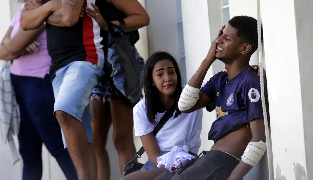Orang yang terluka menangis setelah dirawat di Rumah Sakit Getulio Vargas setelah polisi menggerebek favela Vila Cruzeiro di Rio de Janeiro, Brasil, Selasa (24/5/2022). (AP Photo/Bruna Prado)