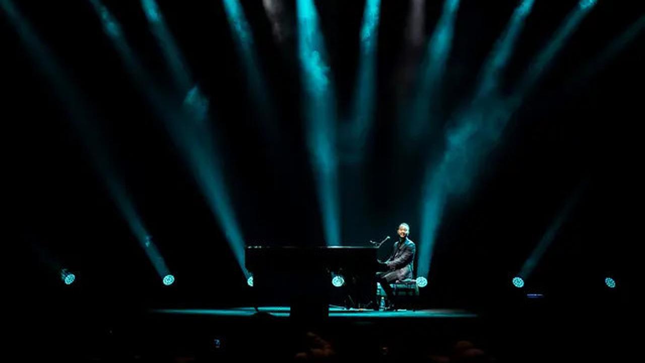 John Legend Intim Bareng Fans di Sentul, Kenang Perjalanan Hidup Menyentuh Sambil Nyanyi dengan Piano Tanpa Iringan Musik Lain