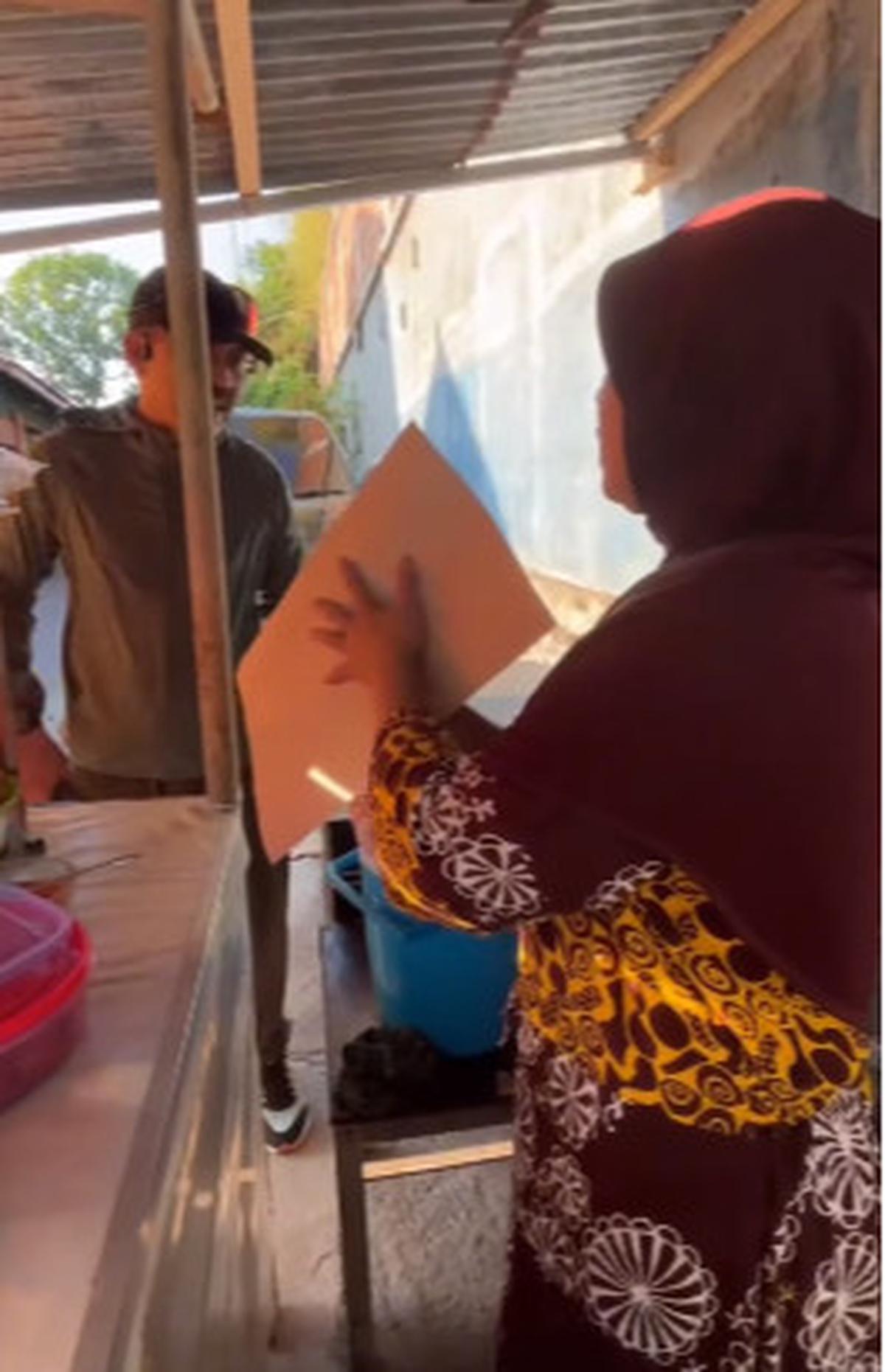 Jenderal Polisi Pagi-Pagi Mampir ke Warung Pinggir Jalan Beli Nasi Kuning