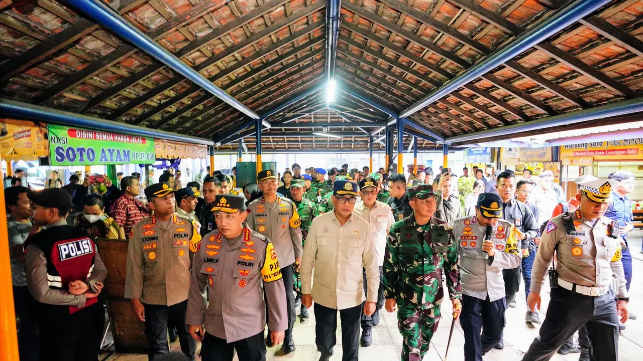 Kapolri Jenderal Listyo Sigit Prabowo bersama Panglima TNI Jenderal Agus Subiyanto dan Menteri Perhubungan (Menhub) Budi Karya Sumadi