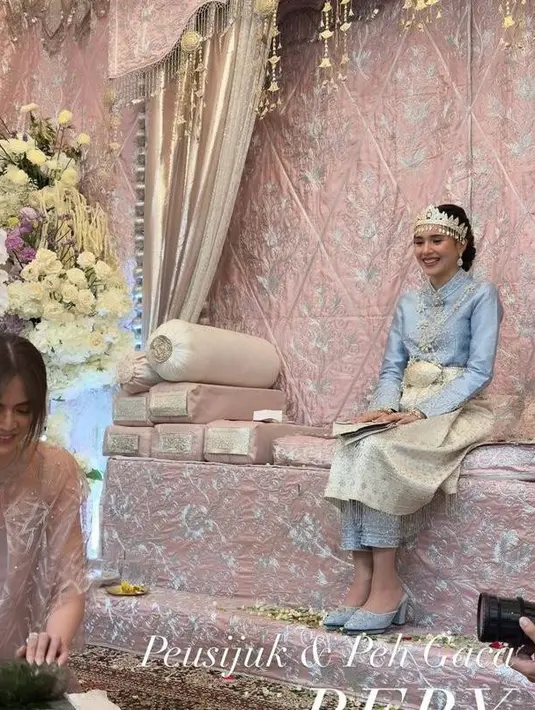Di kesempatan itu, Ia tampil mengenakan busana adat Aceh berwarna baby blue yang lembut, lengkap dengan songket dan headpiece-nya. [@cutmaryln.collection].