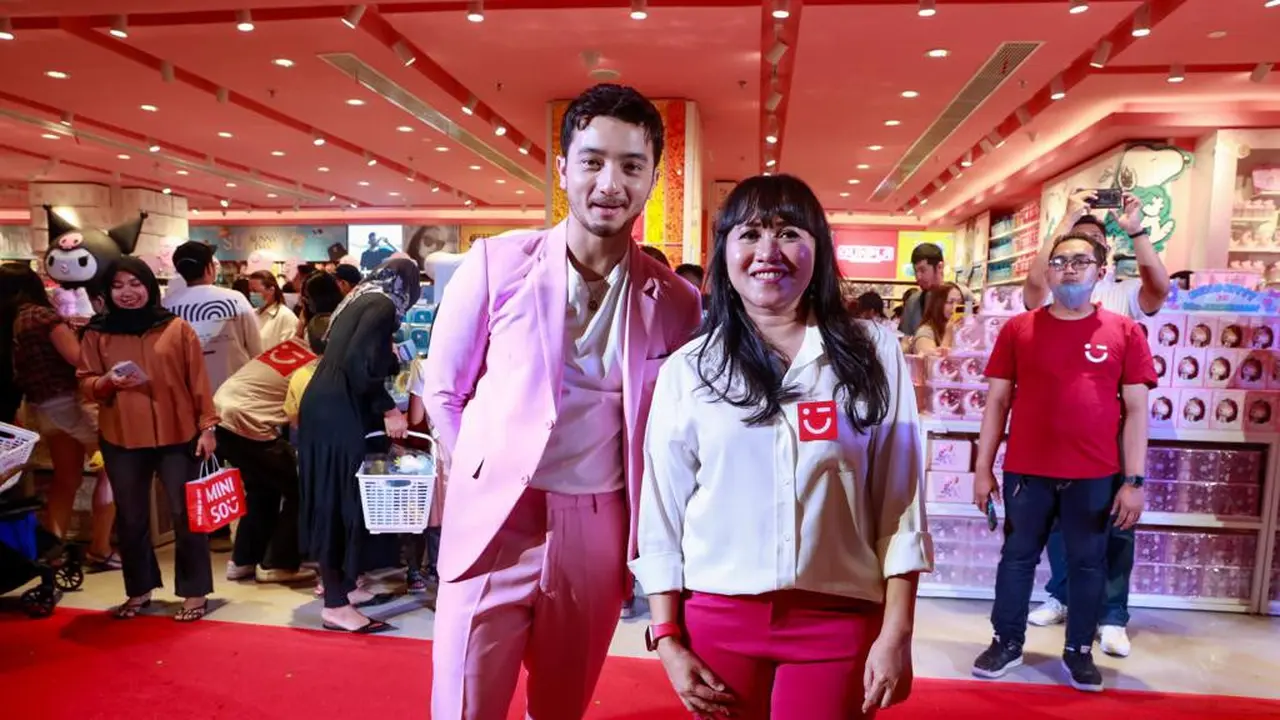 Bryan Domani bersama Devi Tarya, Brand Manager Miniso