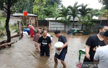 Personel Gabungan Tangani Cepat Tembok Roboh Petukangan Utara Akibat Luapan Kali Uangan