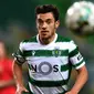 Gelandang Sporting Lisbon, Pedro Goncalves mengejar bola saat melawan Benfica dalam laga lanjutan Liga Portugal 2020/2021 di Jose Alvalade Stadium, Lisbon (1/2/2021). (AFP/Patricia de Melo Moreira)