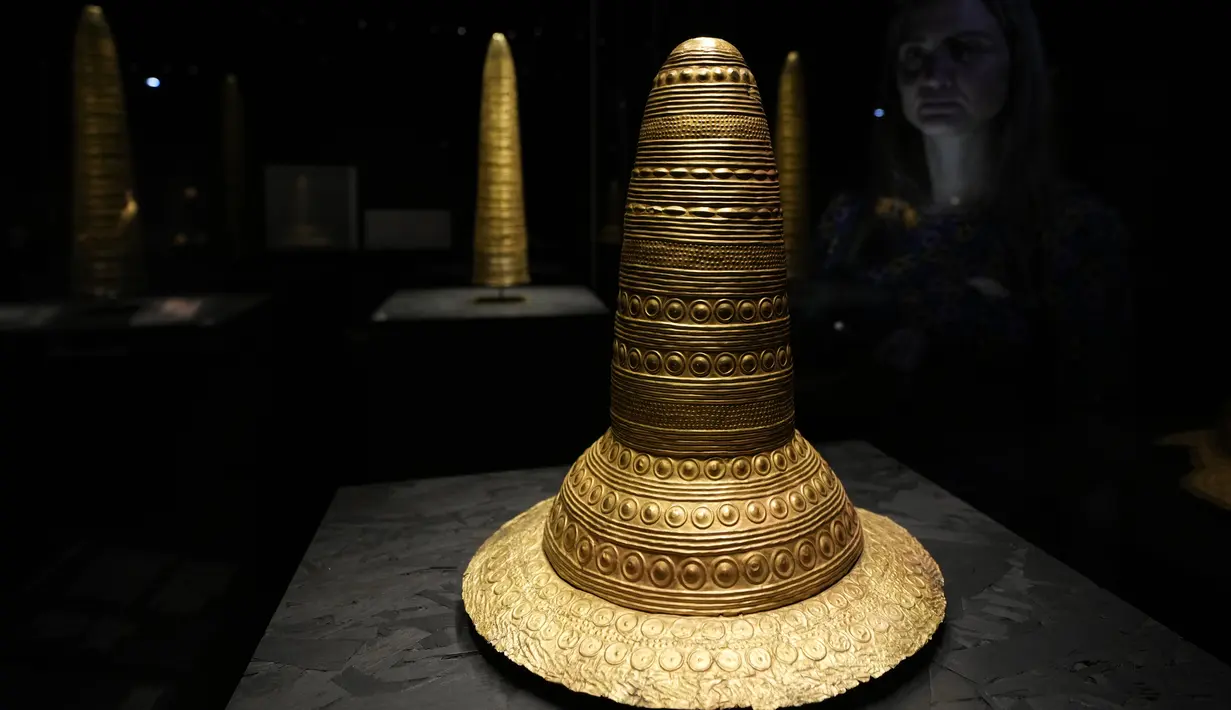 Topi emas upacara dari Schifferstadt, Jerman, 1600 SM, dipajang di pameran 'The World of Stonehenge' di British Museum, London, Senin (14/2/2022). Pameran yang menampilkan benda-benda dan artefak dari era Stonehenge dibuka 17 Februari dan berlangsung hingga 17 Juli 2022. (AP Photo/Alastair Grant)