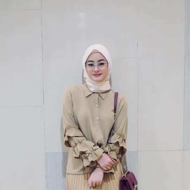 Selalu Pakai Pashmina, Ini 6 Potret Dinda Hauw dalam Balutan Jilbab Segi Empat