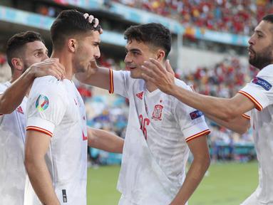 Spanyol lolos ke babak 16 Besar Euro 2020 (Euro 2021) sebagai runner-up usai menang telak 5-0 atas Slovakia dalam laga pamungkas Grup E di La Cartuja Stadium, Sevilla (23/6/2021) malam WIB. Juara grup direbut Swedia, sementara Slovakia harus tersingkir. (Foto: AP/Pool/Jose Manuel Vidal)