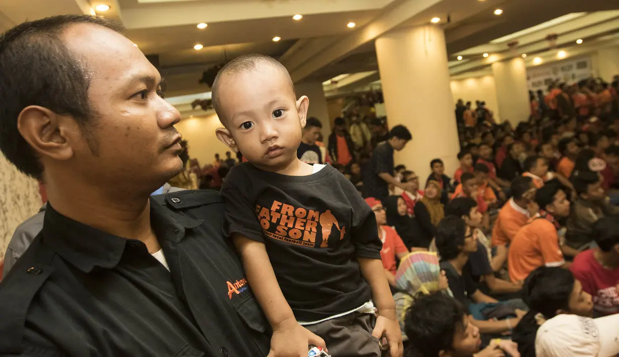 Anggota Jakantor Community, mengajak anaknya mengikuti acara nonton bareng sekaligus perayaan ulang tahun Persija di Hotel Royal Regal, Jakarta, Sabtu (28/11/2015). (Bola.com/Vitalis Yogi Trisna)