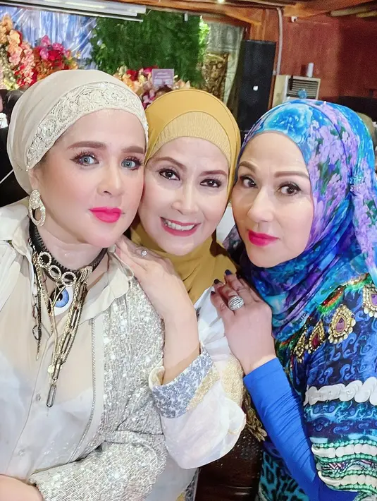 Acara perayaan berlangsung meriah dengan dihadiri banyak penyanyi dangdut senior. Diantaranya, selain Camelia Malik, ada Iyeth Bustami, Kristina Dangdut, Ikke Nurjanah. Keluarga Elvy juga tampak hadir, diantaranya Fitria Elvy bersama suami dan anak-anaknya. [Instagram/cameliamalikreal]