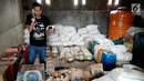 Seorang pria memeriksa barang bukti minuman keras Cap Tikus di Polres Gorontalo, Kamis, (24/1). Polres Gorontalo berhasil menggagalkan penyelundupan 1,5 ton Cap Tikus. (Liputan6.com/Arfandi Ibrahim)