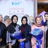 Busana hijab yang modern dan buat penampilan jadi trendi. (Photografer: Daniel Kampua/Bintang.com)