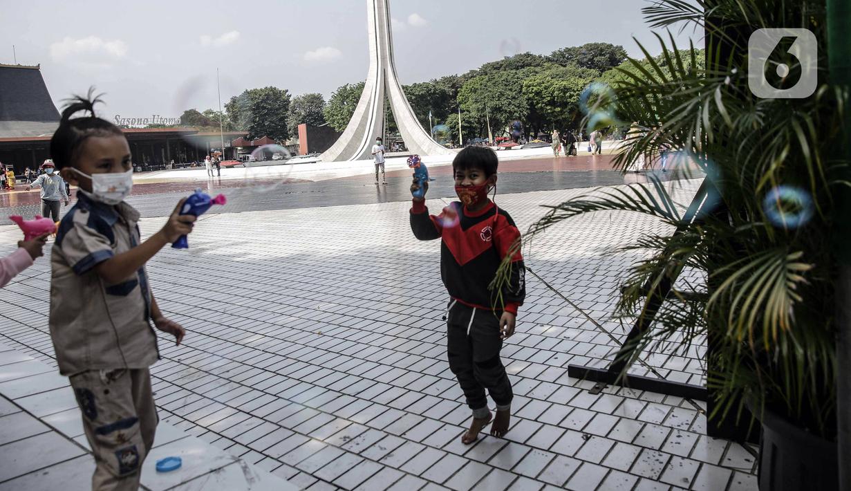 Anak-anak bermain saat berwisata di Taman Mini Indonesia Indah (TMII), Jakarta, Sabtu (15/5/2021). Selama libur Lebaran, pengelola TMII memberlakukan protokol kesehatan secara ketat. (Liputan6.com/Faizal Fanani)