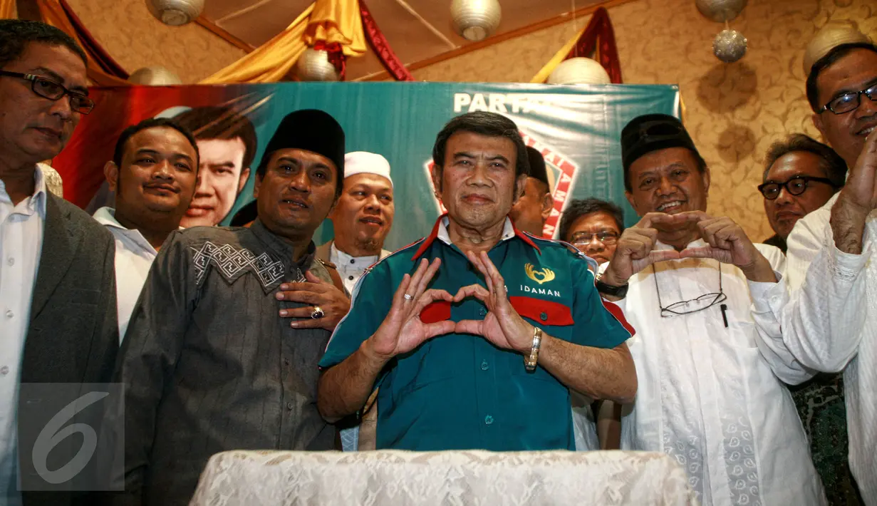 Ketua Umum Partai Idaman (Islam Damai Aman) Rhoma Irama (tengah) bersama sejumlah pengurus partai mendeklarasikan Partai Idaman di Jakarta, Sabtu (11/7/2015). (Liputan6.com/Yoppy Renato)