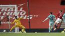 Pemain Manchester United, Mason Greenwood (kanan) melakukan tendangan ke gawang Liverpool pada laga babak keempat FA Cup 2020-21 di Old Trafford, Senin (25/01/2021). (Foto: AP/Pool/Martin Rickett)
