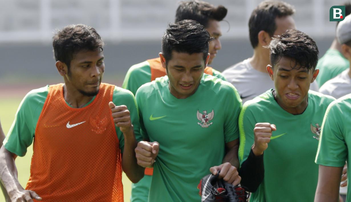 Pemain Timnas Indonesia, Putu Gede, bercanda dengan Zulfiandi dan Febri Hariyadi, saat latihan di Stadion Madya Senayan, Jakarta, Rabu (21/11). Latihan ini persiapan jelang laga Piala AFF 2018 melawan Filipina. (Bola.com/M. Iqbal Ichsan)