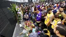 Fans LA Lakers tampak sedih saat berkumpul di Staples Center, Minggu (26/1/2020). Legenda basket NBA, Kobe Bryant, wafat dalam kecelakaan helikopter di Calabasas, California. (AP/Matt Hartman)