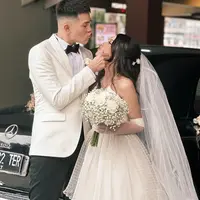 Mirriam Eka resmi jadi istri Julian Jacob dalam gaun pengantin klasik yang trendi. [@julianjacs]