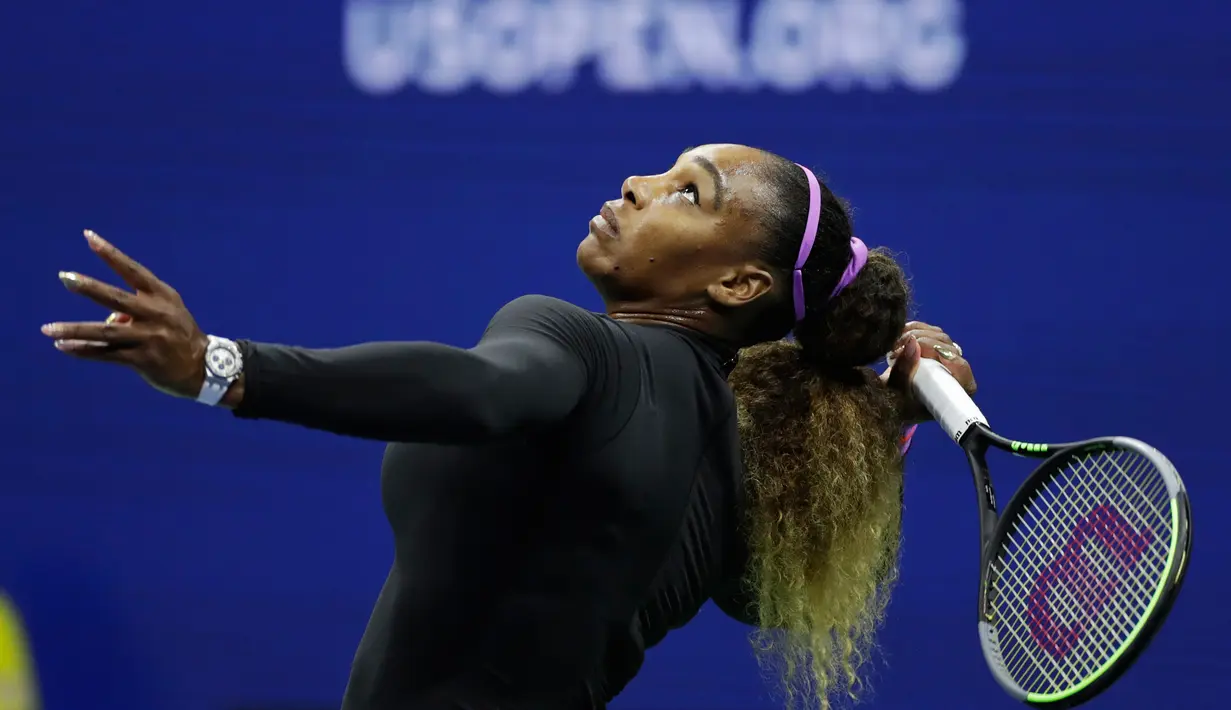 Petenis Amerika Serikat, Serena Williams mengembalikan bola ke arah petenis Ukraina, Elina Svitolina pada babak semifinal AS Terbuka 2019 di USTA Billie Jean King National Tennis Center, Rabu (5/9/2019). Serena melangkah ke final setelah mengalahkan Svitolina 6-3 dan 61. (AP/Adam Hunger)
