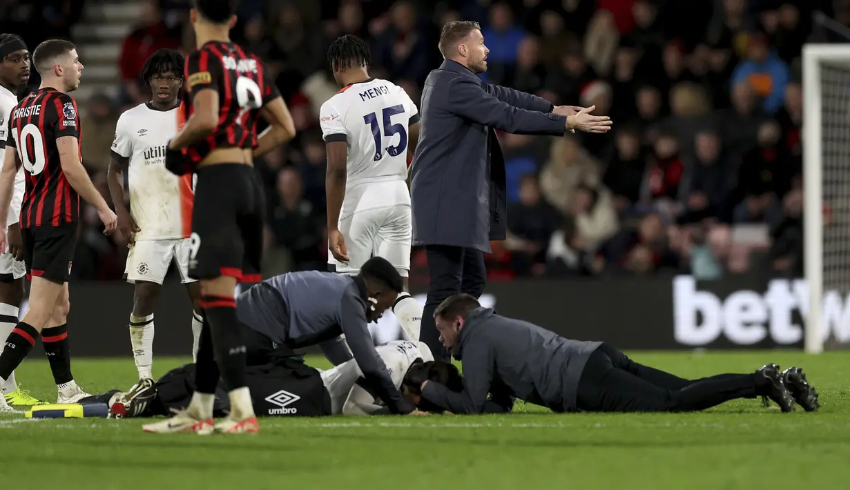 Pada menit 59, bek sentral 29 tahun asal Wales dan kapten Luton, Tom Lockyer, tiba-tiba kolaps. (Steven Paston/PA via AP)