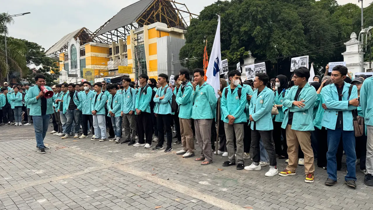 Ratusan mahasiswa dari sejumlah perguruan tinggi di Solo Raya menggelar aksi demonstrasi sebagai bentuk solidaritas atas meninggalnya pengemudi ojek online (pengemudi ojol) Affan Kurniawan.
