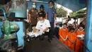 Kepala BNN Komjen Budi Waseso memasukkan barang bukti narkotika untuk dimusnahkan ke dalam mesin di Gedung BNN, Jakarta, Rabu (4/8). BNN musnahkan barbuk narkotika jenis sabu seberat 68 kg dari jaringan sindikat lapas. (Liputan6.com/Immanuel Antonius)