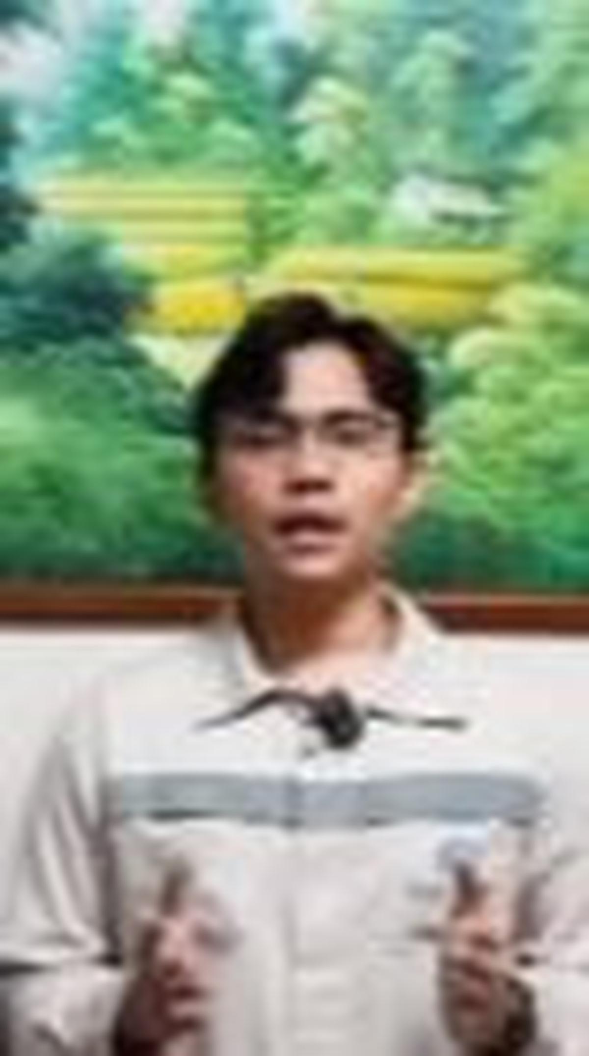 "Pada kesempatan ini, saya ingin menyampaikan permintaan maaf kepada bapak atas perkataan dan sikap saya," ungkap pria yang berprofesi sebagai HRD dalam video.