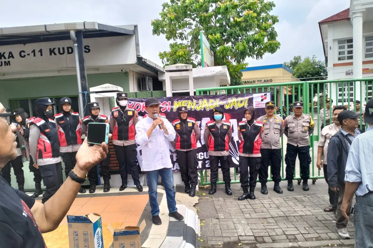 Para aktivis turun jalan berunjuk rasa mempertanyakan keseriusan pihak Kejari Kudus menangani sejumlah kasus korupsi yang terkesan jalan di tempat. (Liputan6.com/Arief Pramono)
