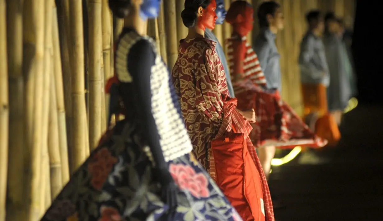 Lakon indonesia menggelar fashion show koleksi terbaru untuk memperingati spirit Hari Batik Nasional, tanggal 9 Oktober 2021 silam di kompleks Candi Prambanan.