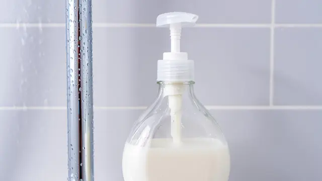 Sabun Batangan, Cair, atau Shower Oil? Simak Pilihannya Sesuai Jenis Kulit