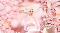 Syahrini melempar kode jenis kelamin lewat latar bertuliskan welcome to the world our Princess R. Melly Goeslaw pun mendoakan si kecil jadi anak salihah. (Foto: Dok. Instagram @princessyahrini)