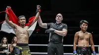 Atlet MMA Indonesia Rudy 'The Golden Boy' Agustian (kiri). (foto: istimewa)