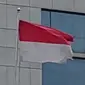 Penampakan bendera Sang Saka Merah Putih lusuh dan robek berkibar di depan halaman kantor Bank Tabungan Negara (BTN) Kota Batam, viral di media sosial. (Liputan6.com/ Ajang Nurdin)