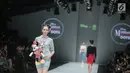 Model mengenakan baju koleksi Matahari Department Store pada Jakarta Fashion Week 2018 di Senayan City, Selasa (24/10). Mengangkat tema Rocks & Fun, koleksi tersebut menandai lima tahun keikutsertaan Matahari dalam ajang JFW. (Liputan6.com/Faizal Fanani)