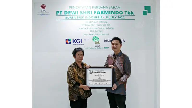 Pencatatan perdana saham PT Dewi Shri Farmindo Tbk (DEWI), Senin (18/7/2022) (Foto: BEI)