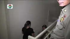 Aparat Satpol PP membubarkan paksa para pengunjung yang tengah bermain biliar di Kawasan Dramaga Kota Bogor.
