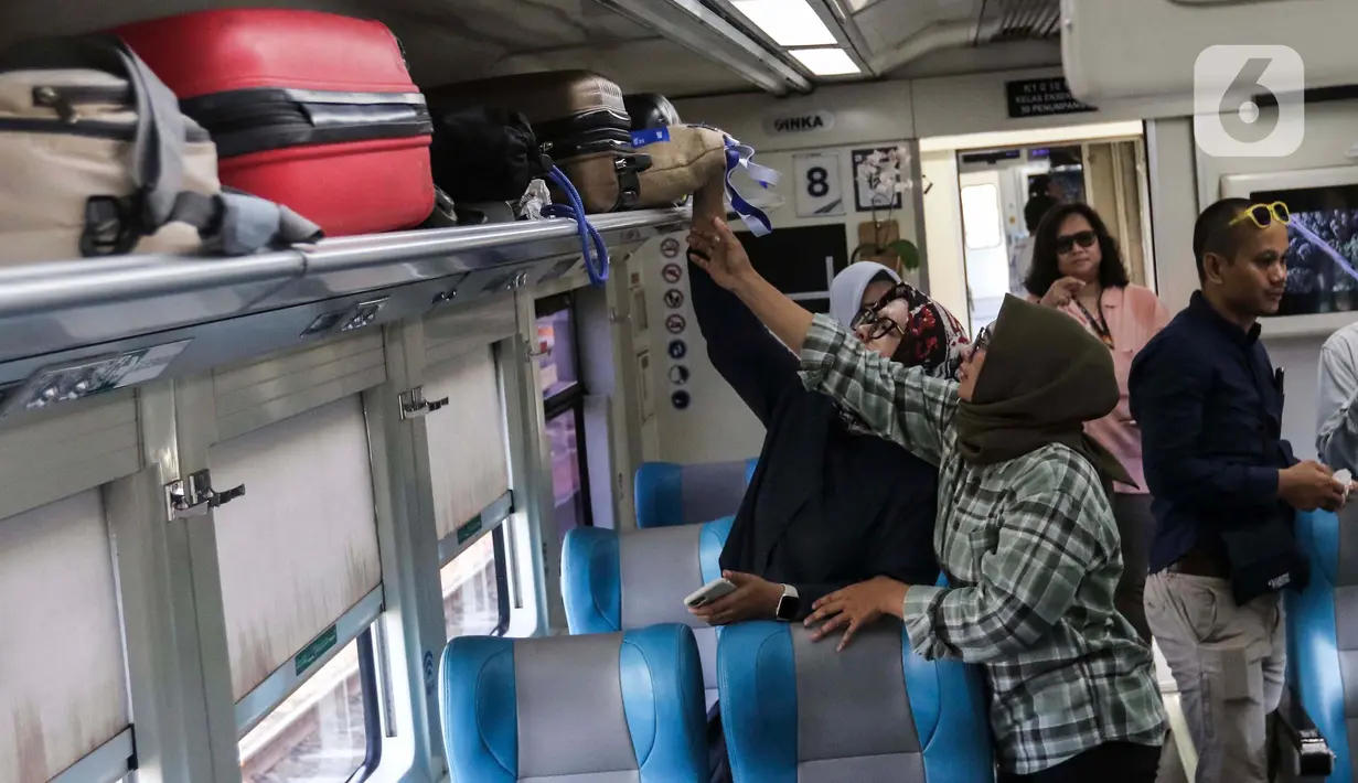 PT Kereta Api (Persero) atau KAI mencatat tiket kereta api jarak jauh untuk periode Angkutan Natal 2023 dan Tahun Baru 2024 (Nataru) sudah terjual sebanyak 762.790 atau 28 persen dari total tempat duduk yang disediakan yakni 2,6 juta. (Liputan6.com/Angga Yuniar)