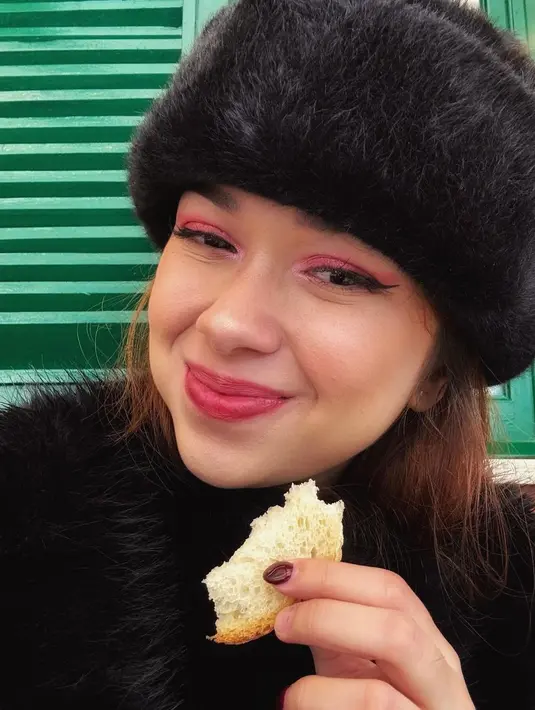 Dalam sebuah foto terbaru, Rebecca Klopper tak ragu menunjukkan detail wajahnya dengan foto close up [@rklopper]